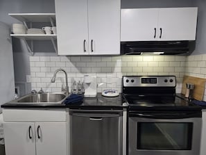 Réfrigérateur, un four, surface de cuisson, lave-vaisselle