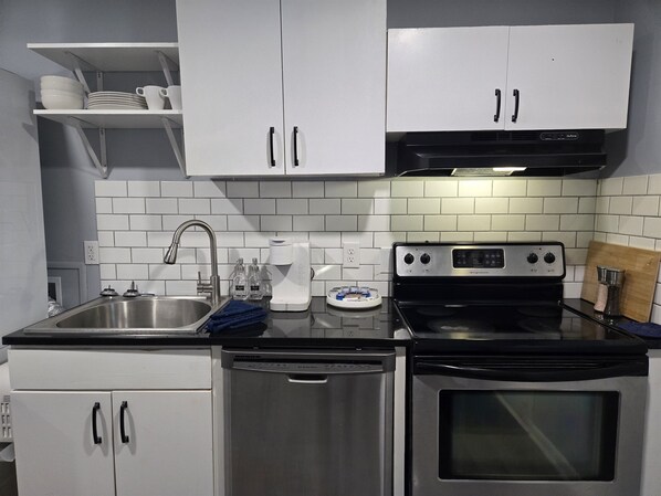 Fridge, oven, stovetop, dishwasher