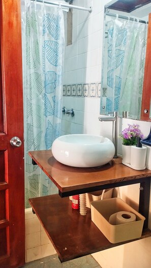 Deluxe Double Room, Garden View | Bathroom | Free toiletries, towels, soap, toilet paper - Hotel Mamma Mia (Duitama)