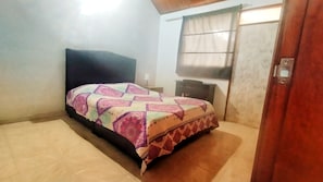 Habitación básica doble, vista al patio | Baño | Amenidades de baño gratuitas, toallas, jabón, papel de baño 