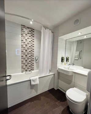 Hair dryer, towels, soap, toilet paper - Hotel Room with view of canal in Paddington Basin, Central London (London)