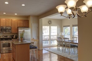 Réfrigérateur, four à micro-ondes, lave-vaisselle, cafetière-théière