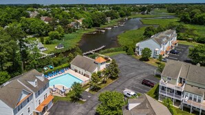 A residential area with a swimming pool, a river, and houses. - Steps to the pool 10 min to Bethany Beach, Water Views Kayaks & Free Activities Inc Golf @ Bear Trap (Millville)