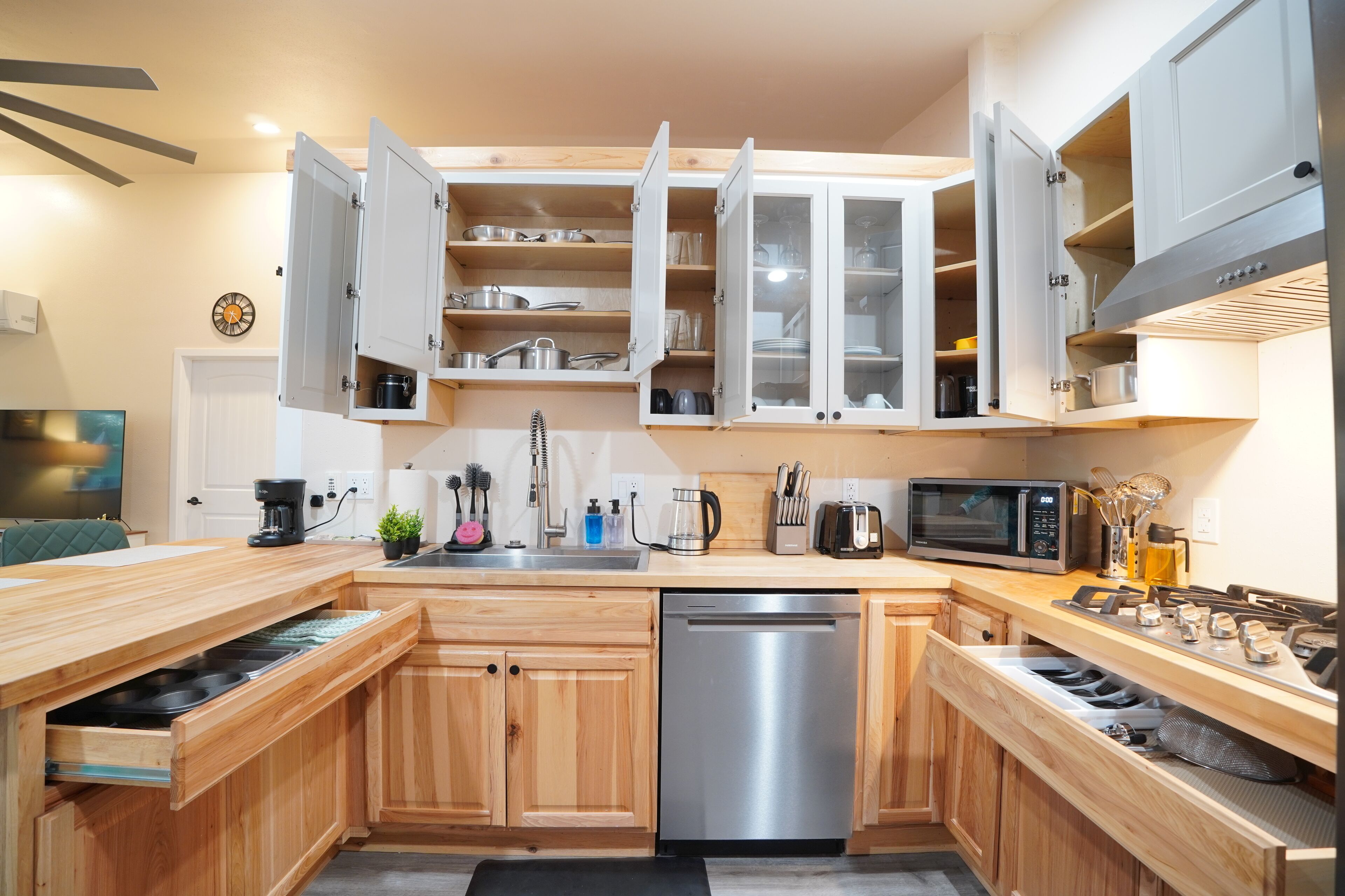 雪櫃、微波爐、爐具、洗碗機