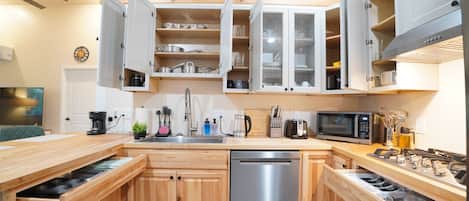 Kühlschrank, Mikrowelle, Herdplatte, Geschirrspüler