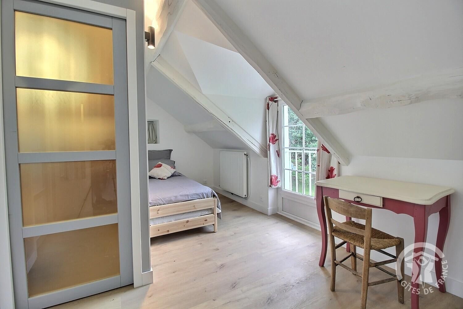 Une chambre à coucher avec un lit, un bureau et une chaise.