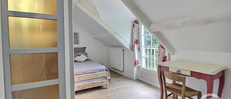 Une chambre à coucher avec un lit, un bureau et une chaise.