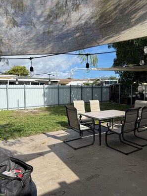 Outdoor dining - Trendy Urban Chic Studio with Free Parking (Miami)