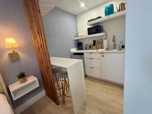 Fridge, microwave, oven, stovetop - Trendy Urban Chic Studio with Free Parking (Miami)
