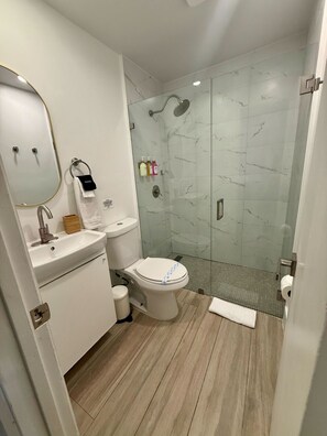 Een douche, een haardroger, handdoeken, zeep