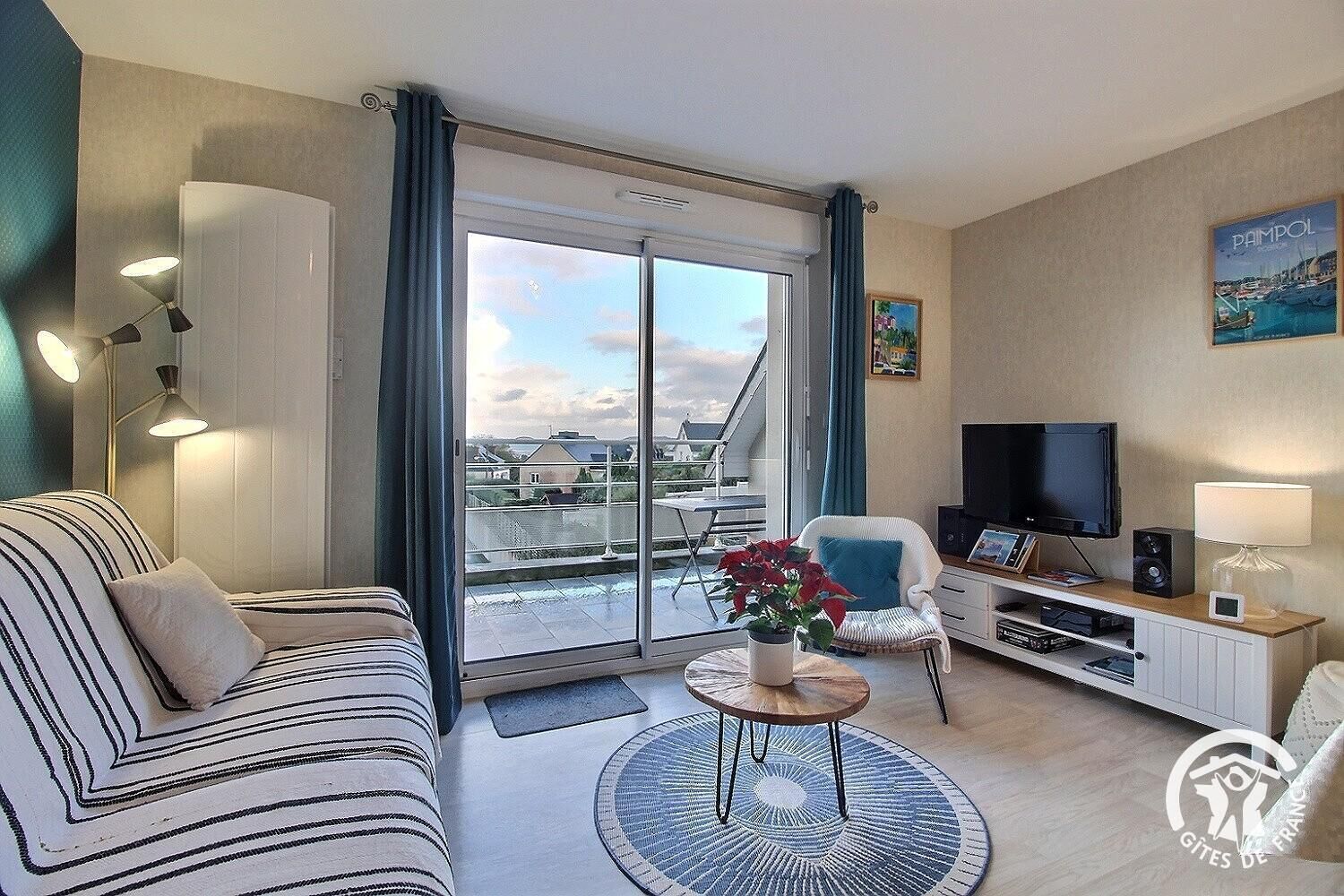 Una televisión, un reproductor de DVD, libros, un reproductor estéreo