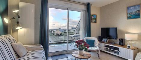 Una televisión, un reproductor de DVD, libros, un reproductor estéreo