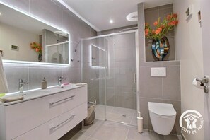 Douche, sèche-cheveux, serviettes fournies