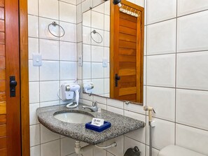 Apartment | Bathroom | Shower, toilet paper - Condomíno American Praia  (Porto Seguro)
