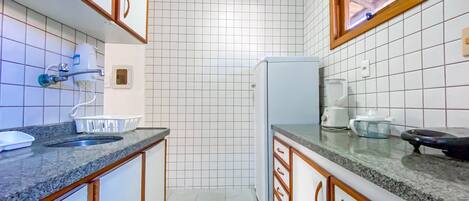 Basic Apartment | Private kitchen | Microwave, cookware/dishes/utensils