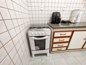 Apartment | Private kitchen | Microwave, toaster, cookware/dishes/utensils - Condomíno American Praia  (Porto Seguro)