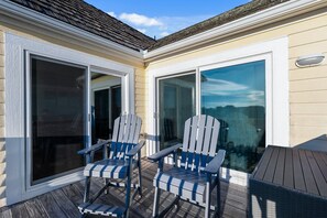 Terrace/patio - Discover comfort at 5597 - Lah De Dah: a spacious 5BR house in Nags Head with sound views. (Nags Head)