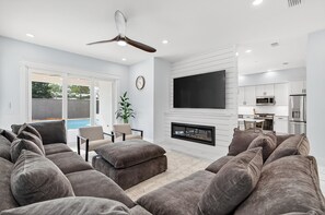 TV - The Grand 30A - Luxury Home in 30A Suitable for Beach Retreats & Large Groups (Santa Rosa Beach)