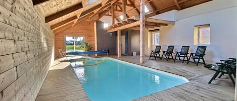 Una piscina cubierta, una piscina climatizada