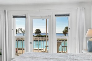 Tabla de planchar con plancha, wifi gratis y ropa de cama 