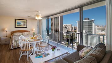 Studio, 1 grand lit et 1 canapé-lit, coin cuisine, vue partielle sur l'océan (1 Bedroom)