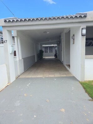 Property grounds - Escape to Paradise: Oceanview Retreat in Arecibo (Arecibo)