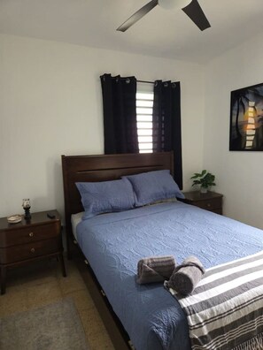 Desk, iron/ironing board, travel cot, free WiFi - Escape to Paradise: Oceanview Retreat in Arecibo (Arecibo)