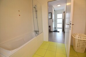 Shower, hair dryer, towels - Kerarzic Gardens (PLOUBAZLANEC)