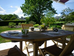 Outdoor dining - Kerarzic Gardens (PLOUBAZLANEC)