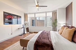 1 habitación, escritorio, tabla de planchar con plancha y cuna de viaje