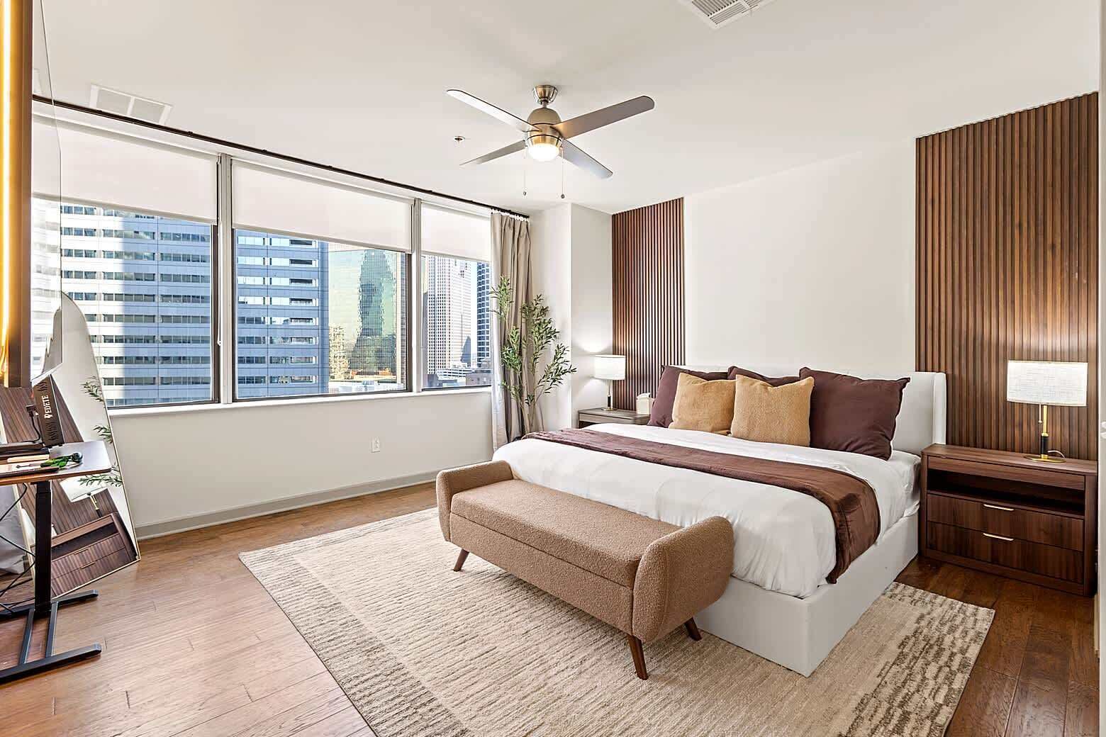 1 habitación, escritorio, tabla de planchar con plancha y cuna de viaje 