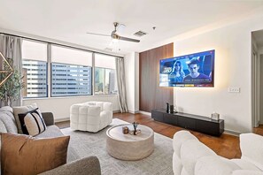 TV, offices - Elegant King Suite Dallas | Pool Gym Rooftop (Dallas)