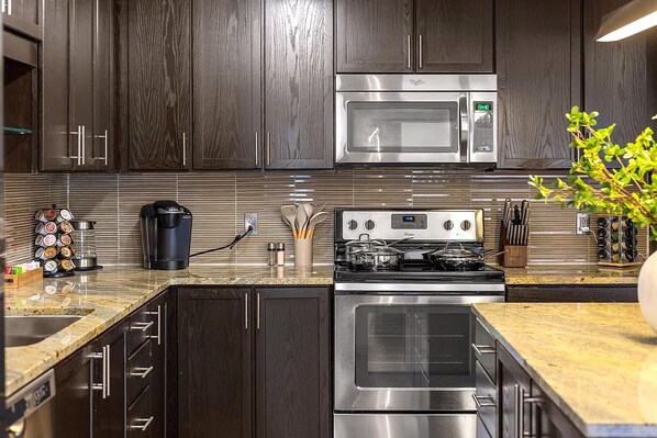 Refrigerador, microondas, horno y parrilla de estufa