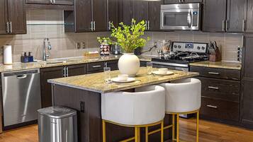 Refrigerador, microondas, horno y parrilla de estufa