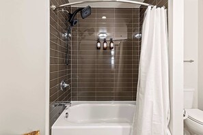Shower, hair dryer, towels - Elegant King Suite Dallas | Pool Gym Rooftop (Dallas)