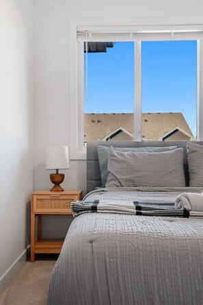 Desk, iron/ironing board, WiFi, bed sheets - New Cozy 3BR Duplex: 15Min DT Calgary, 90Min Banff (Calgary)