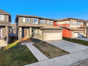 Exterior - New Cozy 3BR Duplex: 15Min DT Calgary, 90Min Banff (Calgary)
