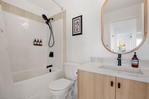 Hair dryer - New Cozy 3BR Duplex: 15Min DT Calgary, 90Min Banff (Calgary)