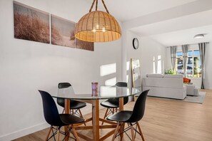 Dining - New Cozy 3BR Duplex: 15Min DT Calgary, 90Min Banff (Calgary)