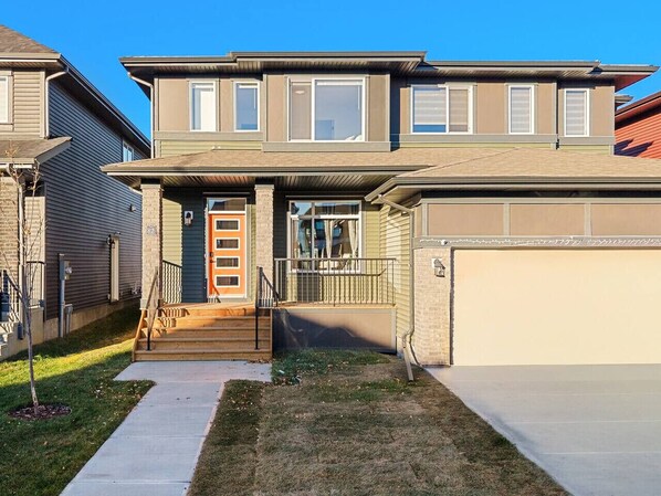 Exterior - New Cozy 3BR Duplex: 15Min DT Calgary, 90Min Banff (Calgary)