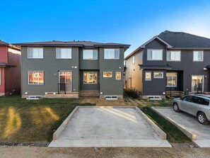 Exterior - New Cozy 3BR Duplex: 15Min DT Calgary, 90Min Banff (Calgary)