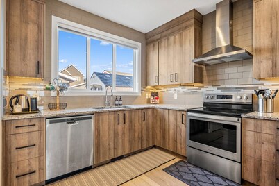 Cozy 5BR Retreat Near Lake & Calgary