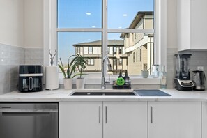 Unclassified image, 4 of 41, button