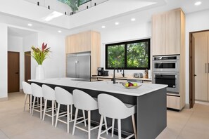 ثلاجة، ميكروويف، فرن، غسالة أطباق