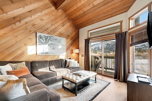 TV - Snowcreek 426 Beautiful Meadow Townhome (Mammoth Lakes)