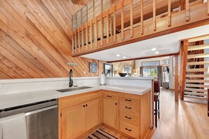 Fridge, microwave, oven, stovetop - Snowcreek 426 Beautiful Meadow Townhome (Mammoth Lakes)