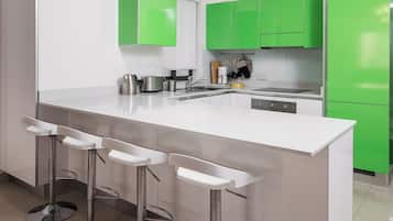 Apartment, 3 Bedrooms, Kitchen, City View | Dining room