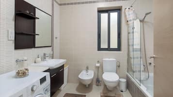 Íbúð - 3 svefnherbergi - eldhús - borgarsýn | Baðherbergi | Handklæði, sápa, sjampó, salernispappír