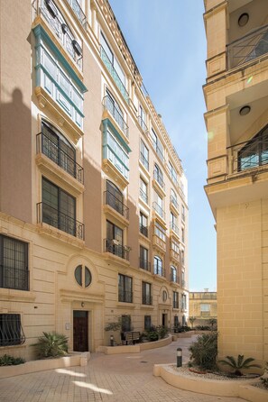 Exterior - Luxury 3 BR Apartment - heart of Sliema (Sliema)