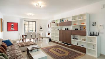 Apartment, 3 Bedrooms, Kitchen, City View | Living area